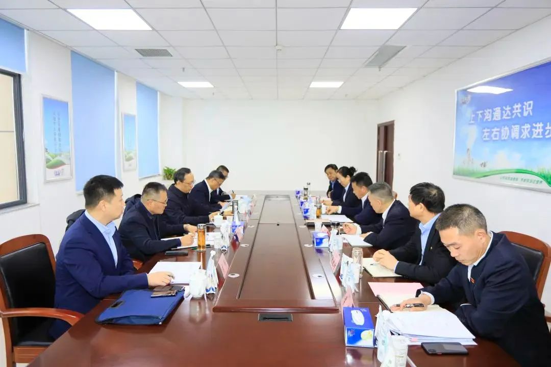 省政府國資委黨委書記、主任李濤一行到花花牛乳業(yè)集團調(diào)研