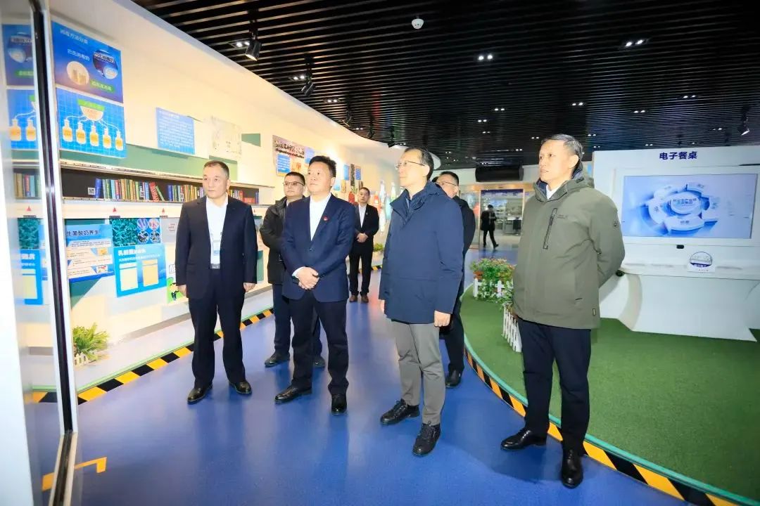 省政府國資委黨委書記、主任李濤一行到花花牛乳業(yè)集團調(diào)研