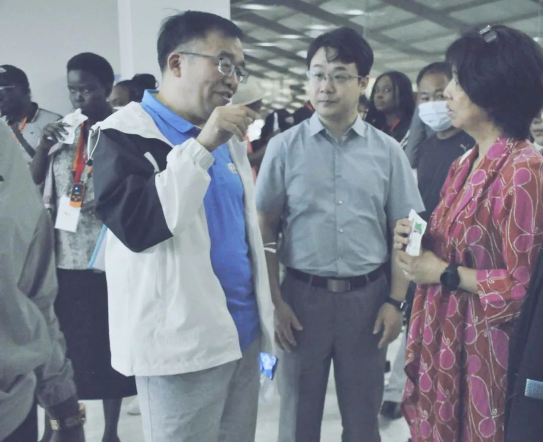 北京大學南南合作與發(fā)展學院教授、全球伙伴關系主任周詠梅一行蒞臨花花牛平輿瑞亞牧業(yè)參觀調研
