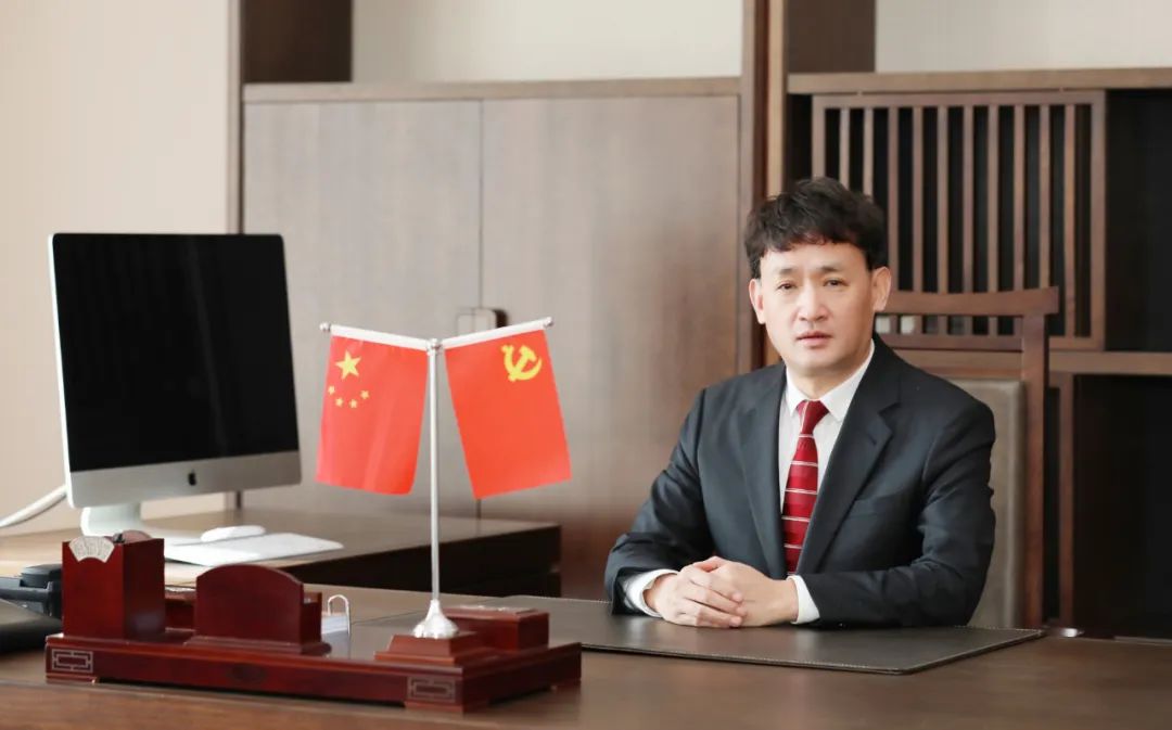 雙雙獲獎 喜事連連｜ 花花牛乳業(yè)集團榮獲“河南省知名品牌”獎，董事長關(guān)曉彥榮膺“2022年度品牌人物”