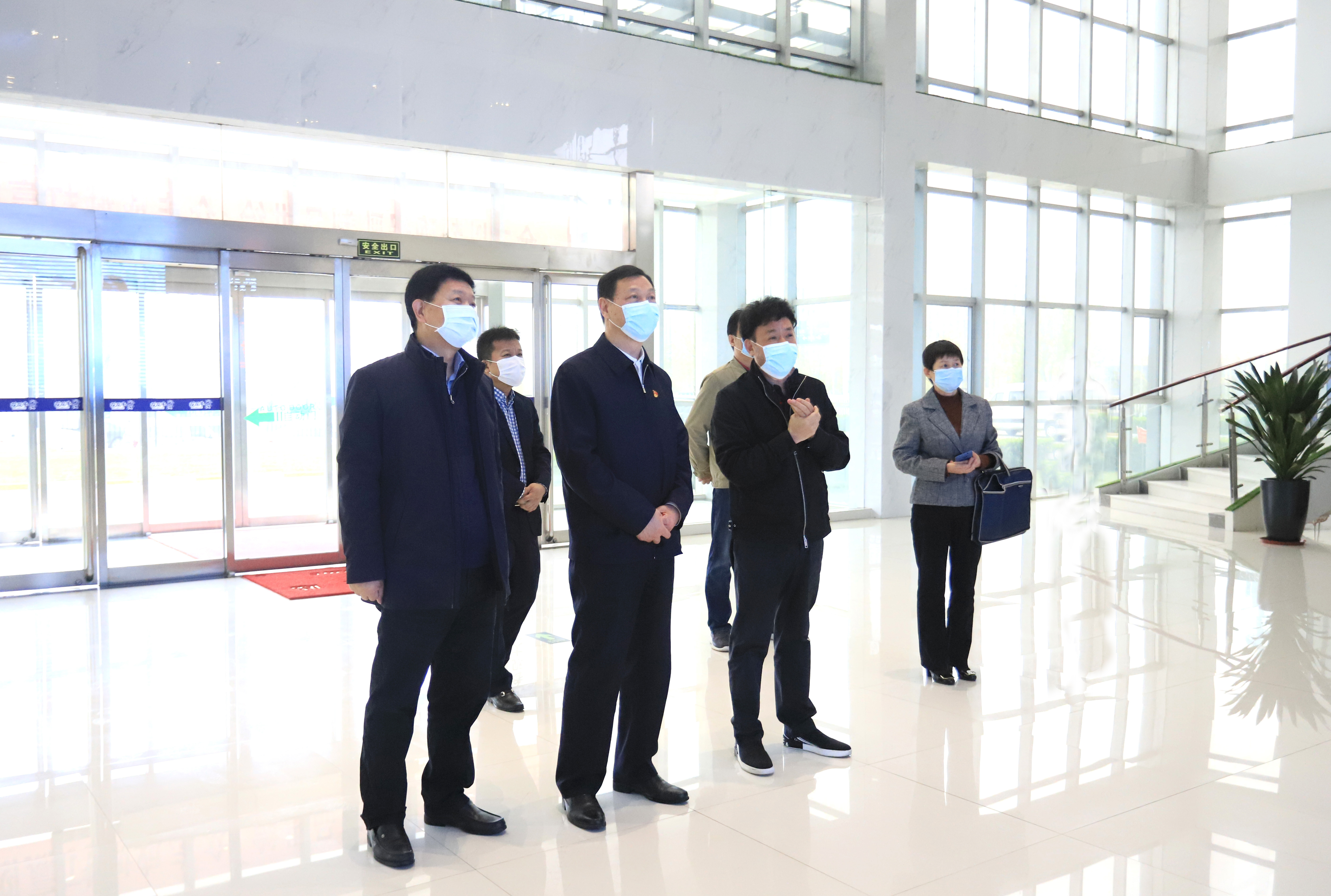 河南省委農(nóng)辦主任、農(nóng)業(yè)農(nóng)村廳廳長(zhǎng)申延平一行調(diào)研河南花花牛乳業(yè)集團(tuán)