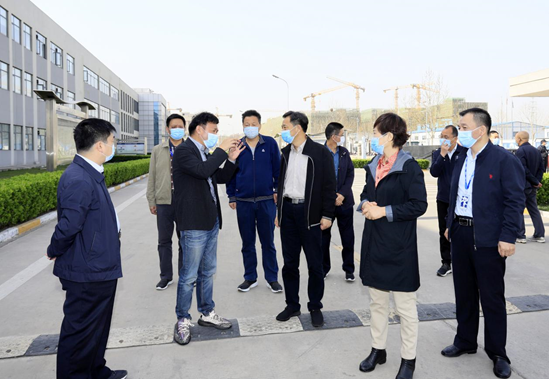 鄭州市人大副主任孫黎、市政府副市長李喜安一行 蒞臨花花牛開展“三送一強”活動
