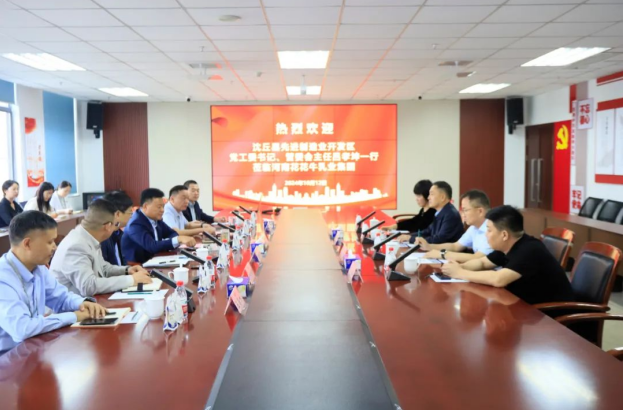 沈丘縣先進(jìn)制造業(yè)開發(fā)區(qū)黨工委書記呂孝坤、金絲猴食品有限公司董事長(zhǎng)李旸等一行到訪河南花花牛乳業(yè)集團(tuán)